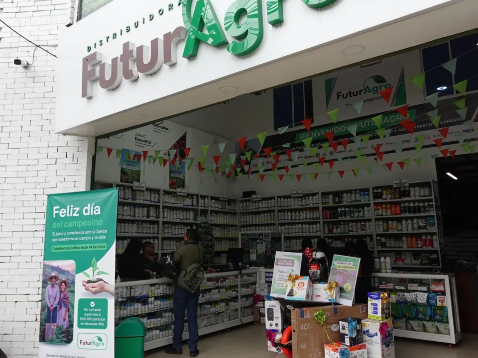 Fachada de Futuragro tienda de insumos agrícolas en Calle 15 Barrio Las Violetas Pasto con productos para papa, café, tomate y hortalizas