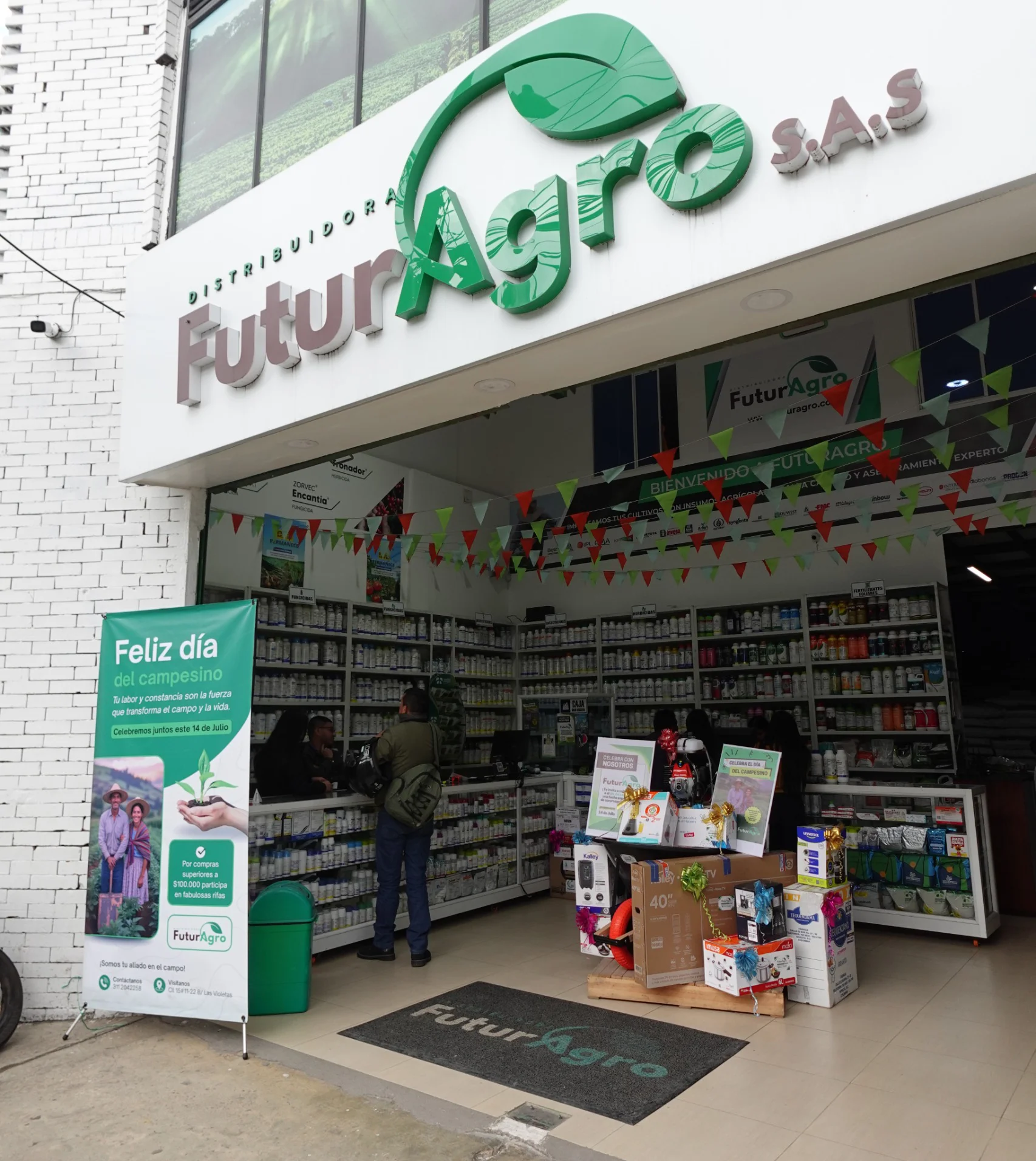 Fachada de Futuragro tienda de insumos agrícolas en Calle 15 Barrio Las Violetas Pasto con productos para papa, café, tomate y hortalizas